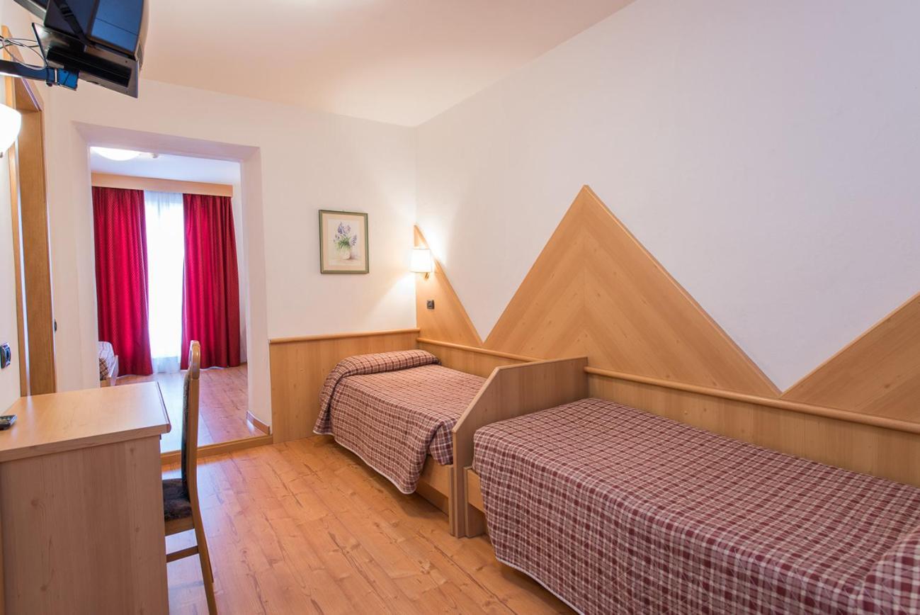 Hotel Italia Castello-Molina di Fiemme Exteriör bild